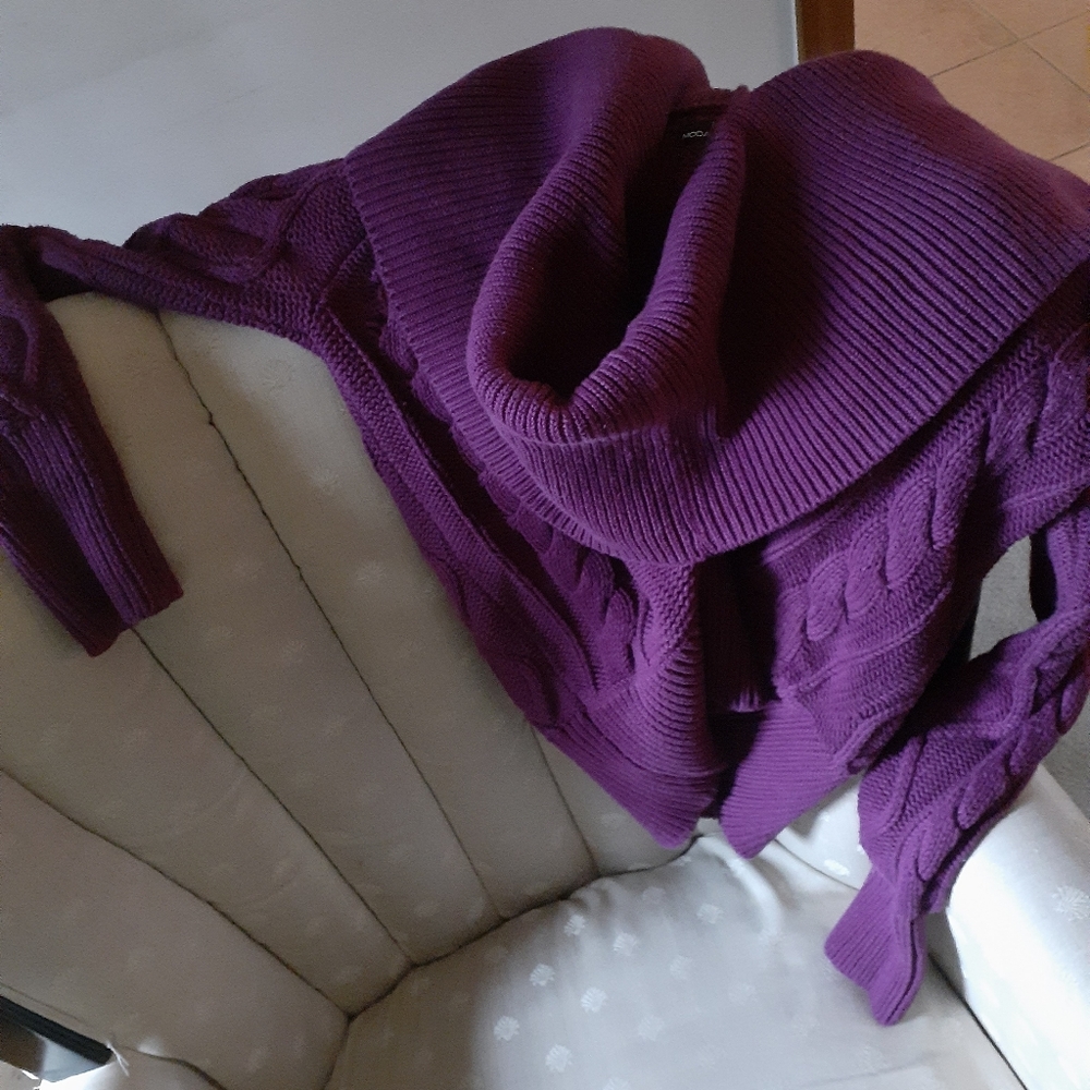 Plum/Raisin colored, off shoulder, cableknit sweat